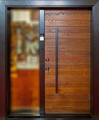 Коричневая входная дверь c МДФ панелью и стеклом ЧД-38 в частный дом в Казани