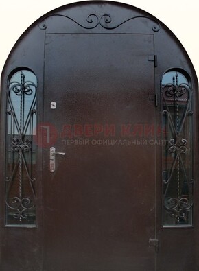 Арочная дверь со стеклом и ковкой ДА-16 под старину в Казани