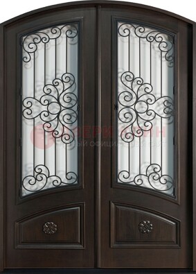 Арочная дверь со стеклом и ковкой ДА-33 в загородный дом в Краснодаре