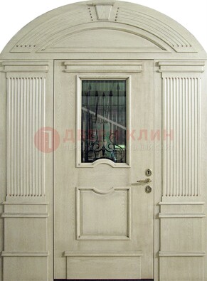 Белая входная дверь массив со стеклом и ковкой ДА-49 в Казани