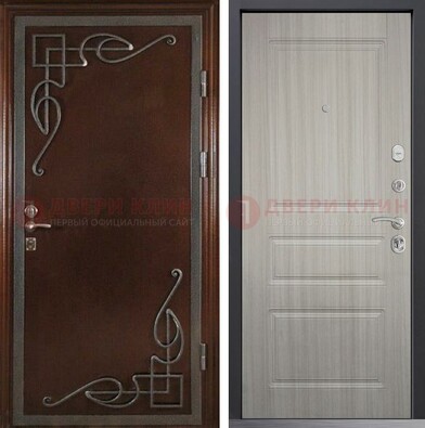 Коричневая железная дверь с ковкой и МДФ внутри ДК-27 в Казани