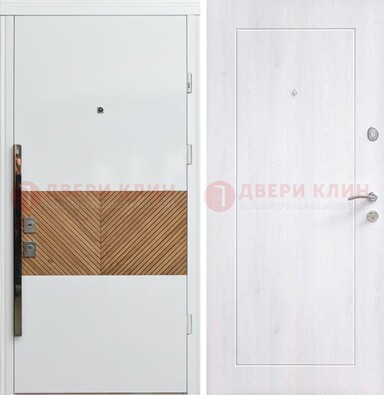 Белая железная дверь МДФ горизонтальной вставкой ДМ-265 в Казани