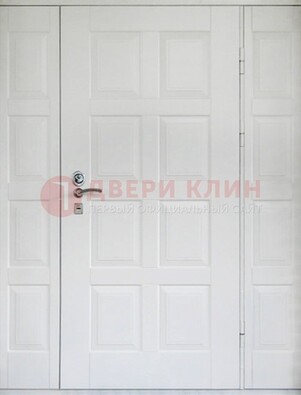 Белая входная дверь для коттеджа с МДФ ДМ-536 в Казани