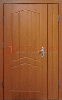 Коричневая двухстворчатая тамбурная дверь с МДФ ДМ-538 в Казани