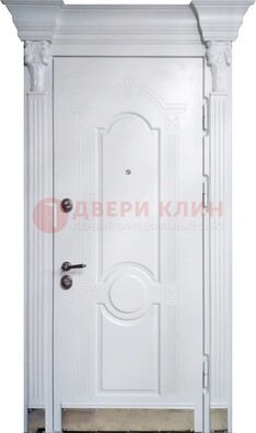 Белая металлическая дверь с массивом дуба для дома ДМД-59 в Казани