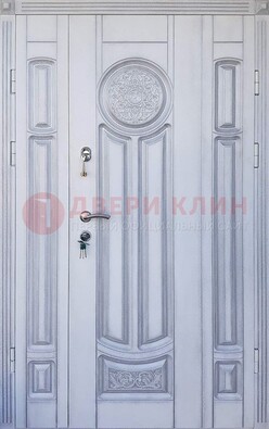 Белая двухстворчатая дверь с массивом дуба ДМД-72 в Казани