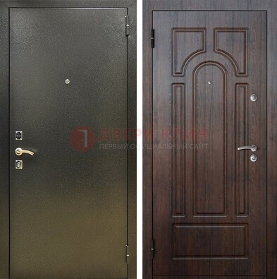 Железная темно-серая дверь с порошковым напылением и МДФ Тисненый орех ДП-275 в Казани