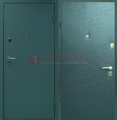 Зеленая стальная дверь с порошковым покрытием ДП-93 в Казани