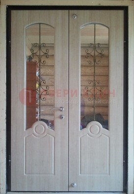 Парадная дверь со стеклянными вставками и ковкой ДПР-23 в деревянный дом в Казани