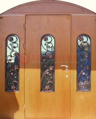 Парадная дверь со стеклянными вставками и ковкой ДПР-28 в общественное здание в Казани