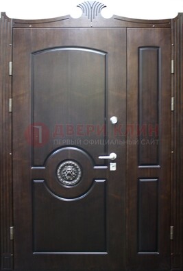 Коричневая парадная дверь с украшением ДПР-52 с утеплением в Казани