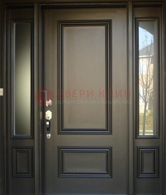 Парадная дверь с отделкой массив ДПР-65 в загородный дом в Казани
