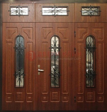 Парадная дверь с металлическими вставками и ковкой ДПР-72 в дом в Казани