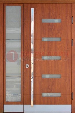 Коричневая металлическая дверь со стеклом ДС-72 в Казани