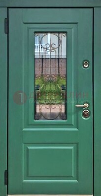 Зеленая металлическая дверь со стеклом и ковкой ДСК-113 в Казани