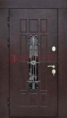 Коричневая уличная дверь со стеклом и ковкой ДСК-114 в Казани