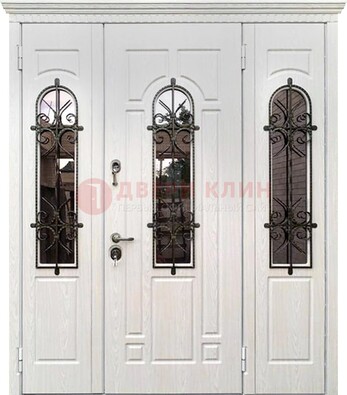 Белая распашная стальная дверь со стеклом и ковкой ДСК-125 в Казани
