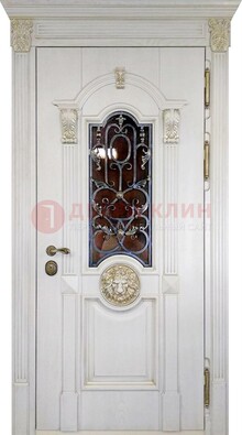 Белая железная дверь со стеклом и ковкой для кирпичного дома ДСК-155 в Казани