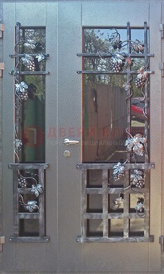 Распашная уличная дверь Порошок со стеклом и ковкой ДСК-221 в Казани