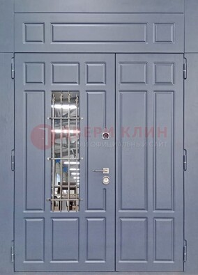 Серая двухстворчатая дверь Винорит со стеклом и ковкой ДСК-234 RAL 7024 в Казани