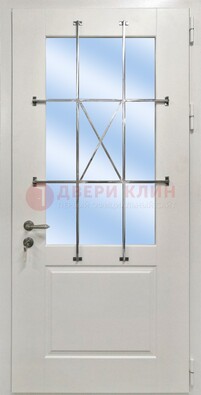 Белая простая железная дверь Винорит со стеклом и ковкой ДСК-257 в Казани