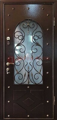 Влагостойкая дверь со стеклом и ковкой с декором ДСК-37 в Казани