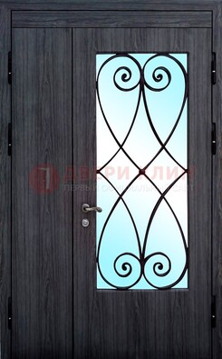 Стальная дверь со стеклом и ковкой ДСК-69 в деревянный дом в Казани
