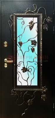 Железная дверь со стеклом и ковкой ДСК-70 для деревянного дома в Казани