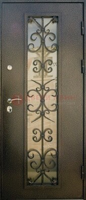 Входная дверь Дверь со стеклом и ковкой черного цвета ДСК-76 для веранды в Казани