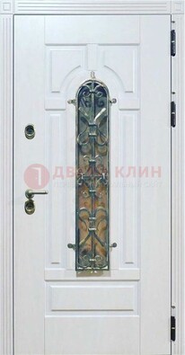 Белая остекленная металлическая дверь с ковкой ДСК-98 в Казани