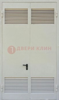 Белая металлическая техническая дверь с вентиляционной решеткой ДТ-6 в Казани