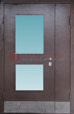 Коричневая тамбурная дверь со стеклянными вставками ДТМ-21 в Казани