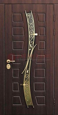 Уличная темная филенчатая дверь с виноритом и ковкой ДВТ-142 в Казани