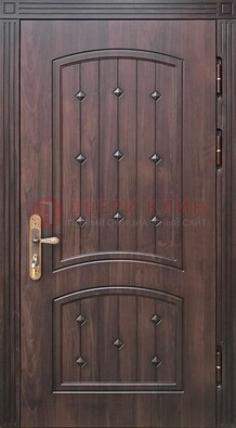 Коричневая уличная дверь с виноритом для дома ДВТ-235 в Казани