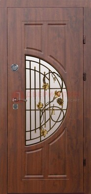 Стальная коричневая дверь с виноритом и ковкой ДВТ-82 в Казани