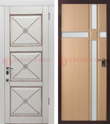 Белая уличная дверь с зеркальными вставками внутри ДЗ-94 в Казани