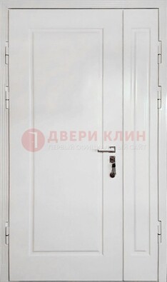 Полуторная металлическая дверь с МДФ в белом цвете ПЛ-24 в Казани