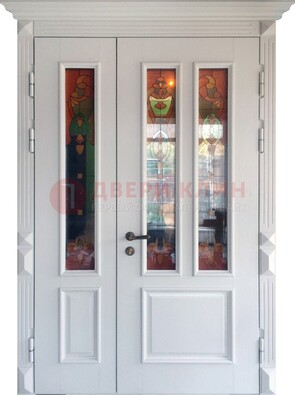 Белая полуторная металлическая дверь с витражом ВЖ-12 в Казани