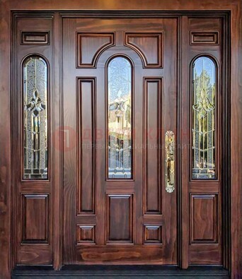 Железная классическая дверь с массивом дуба и витражом ВЖ-18 в Казани
