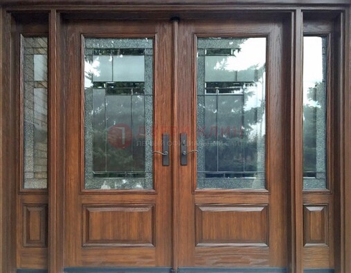 Распашная стальная дверь с массивом с витражом и фрамугами ВЖ-21 в Казани
