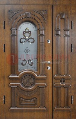 Коричневая двухстворчатая железная дверь с МДФ и витражом ВЖ-32 в Казани