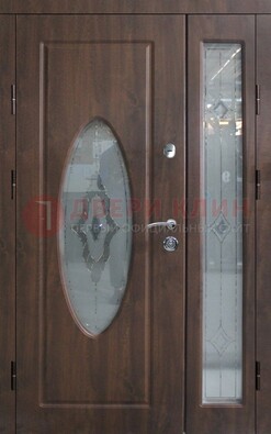 Коричневая двухстворчатая железная дверь с МДФ и витражом ВЖ-33 в Казани